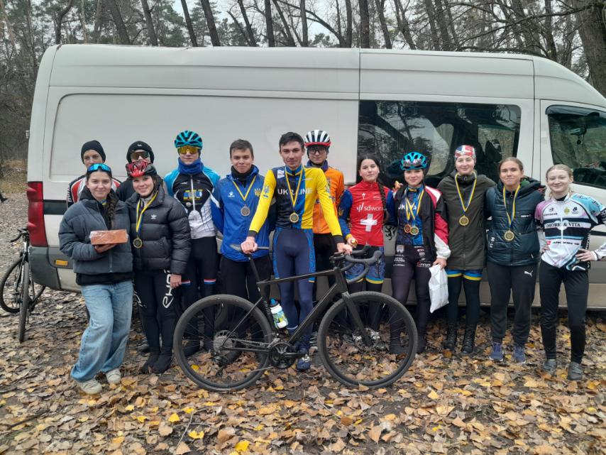 З 7 по 9 листопада 2025 року в Черкасах проходили чергові національні змагання з велосипедного кросу. Переможці та призери були визначені в чемпіонаті України у змішаній естафеті та командному чемпіонаті країни в груповій гонці. Боротьбу за нагороди повели 207 учасників з 16 команд.